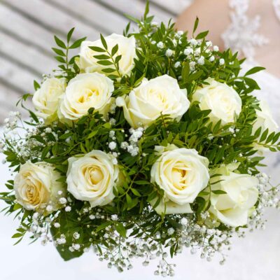 Букет невесты из 11 белых роз и зелени