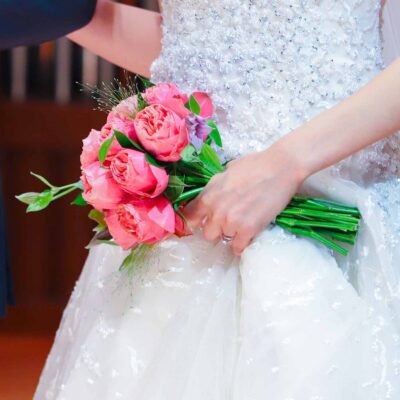 Букет невесты из 13 пионовидных роз