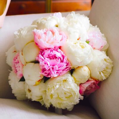 Букет невесты из белых и розовых пионов