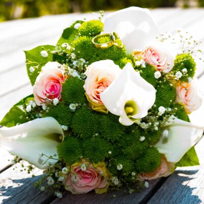 Букет невесты из калл, роз и зеленых хризантем
