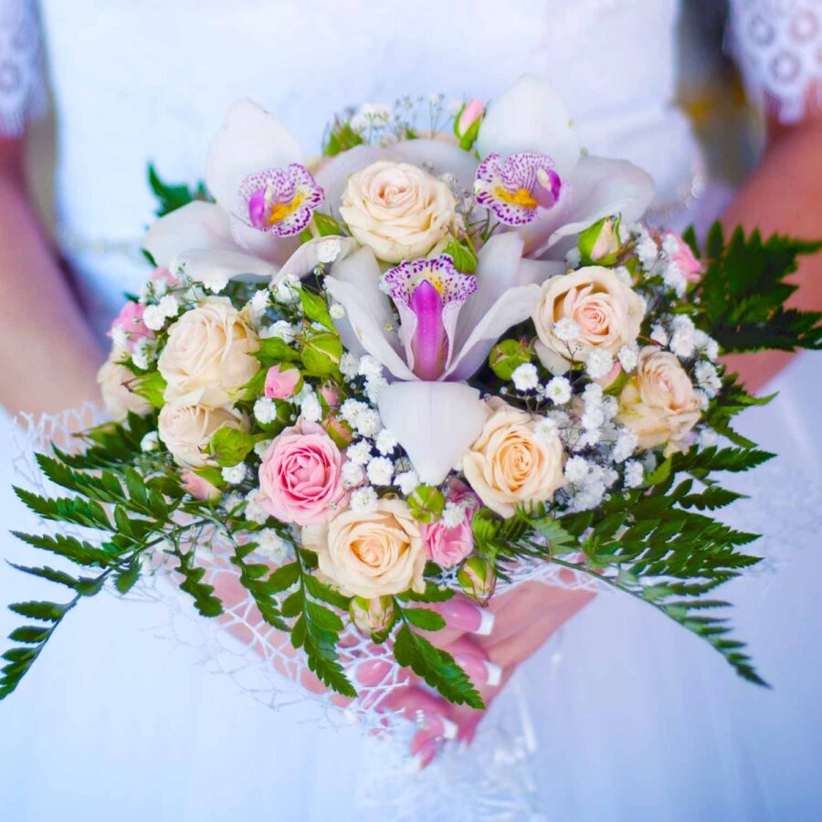 Букет невесты из кустовых роз и орхидей