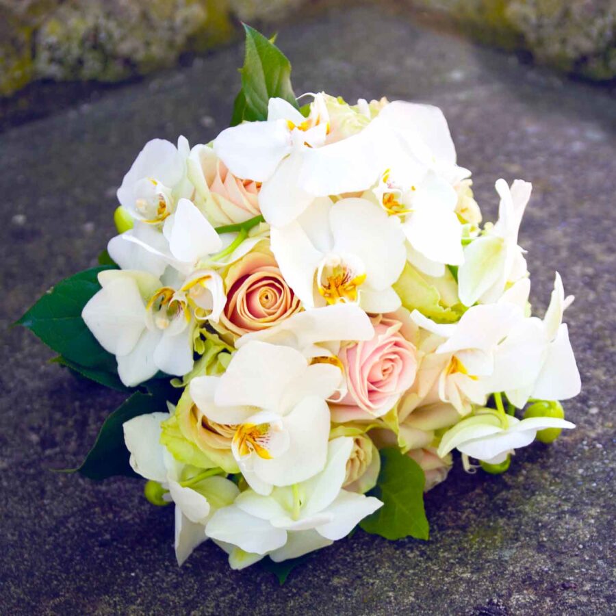 Букет невесты из орхидей и роз