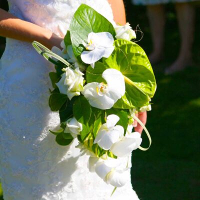 Букет невесты из орхидей, роз и мужского счастья
