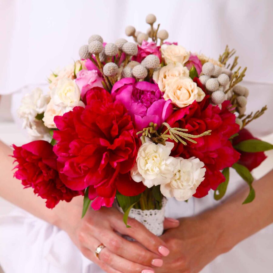 Букет невесты из пионов, роз и брунии