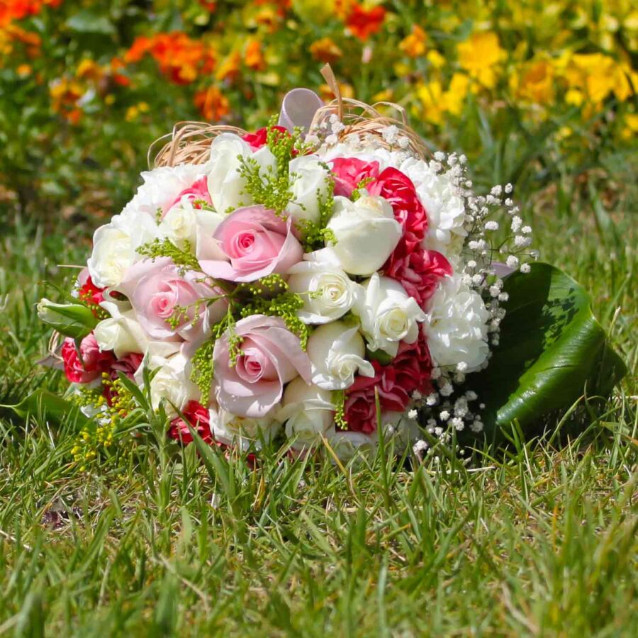 Букет невесты из розы и гвоздики