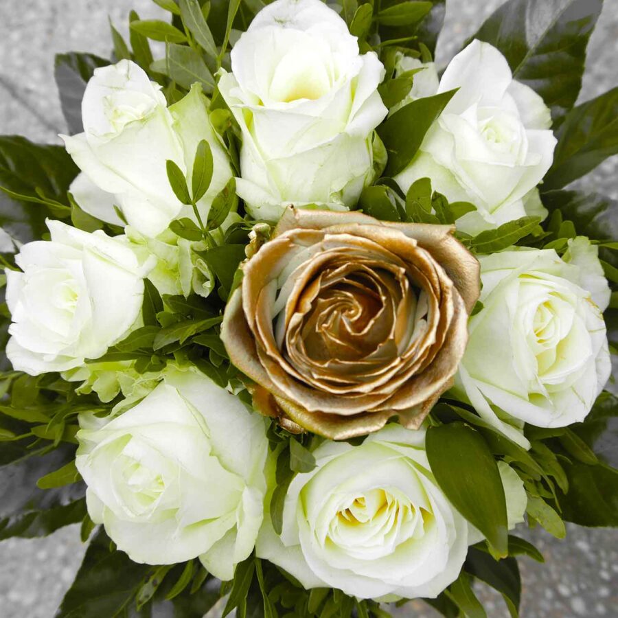 Букет невесты из 1 золотой розы и белых роз