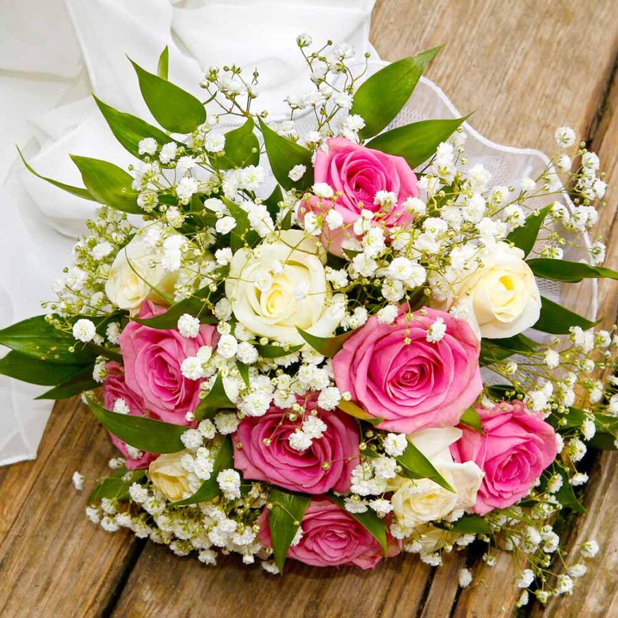 Букет невесты из 13 роз и гипсофилы