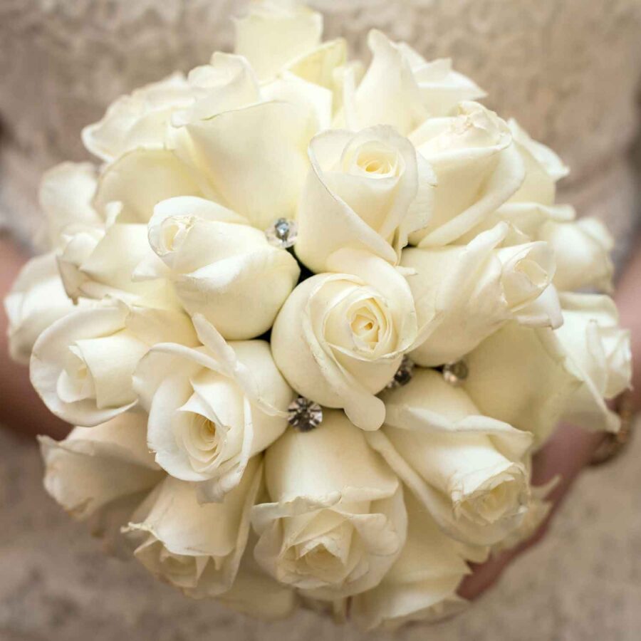 Букет невесты из 25 белых роз