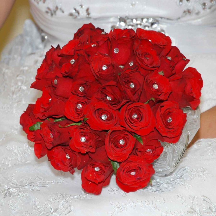 Букет невесты из 33 красных роз
