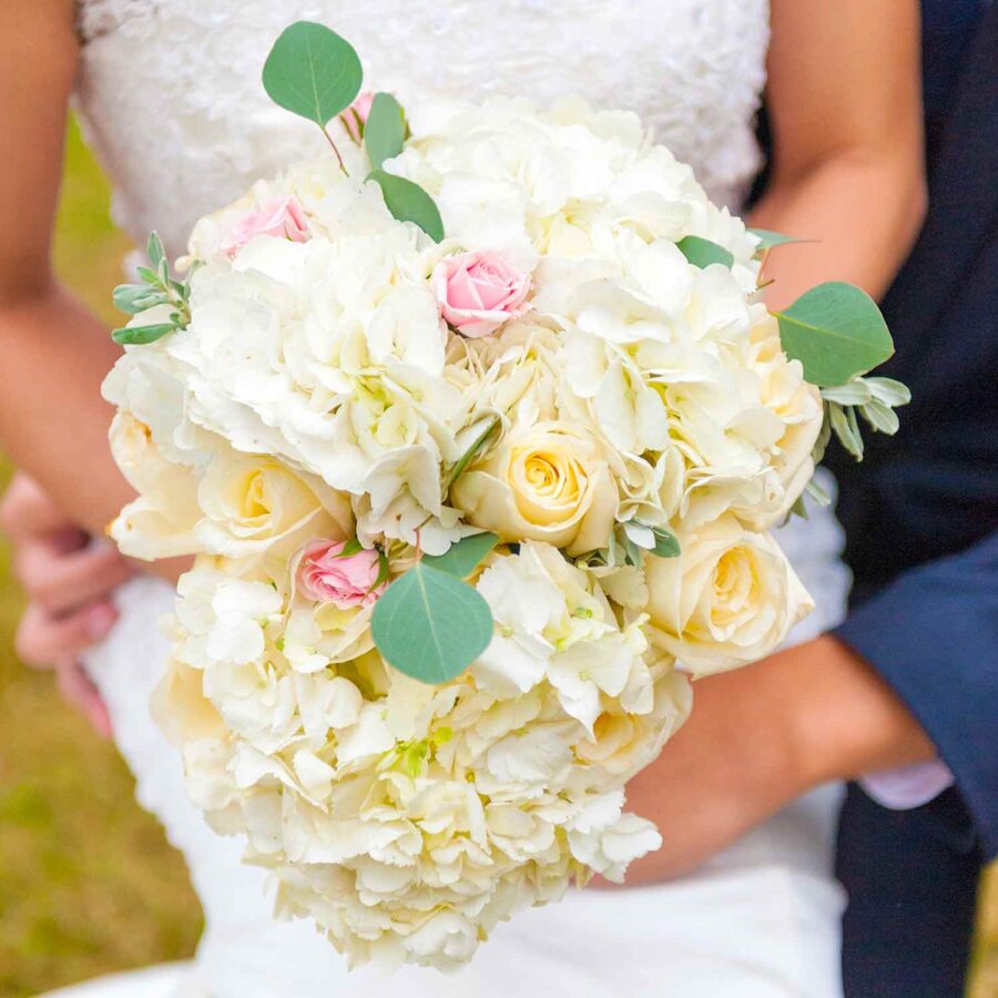 Букет невесты из белой гортензии и роз