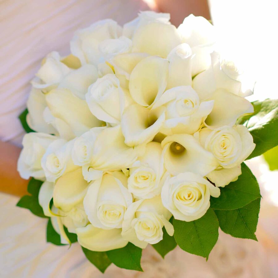 Букет невесты из белых роз и калл