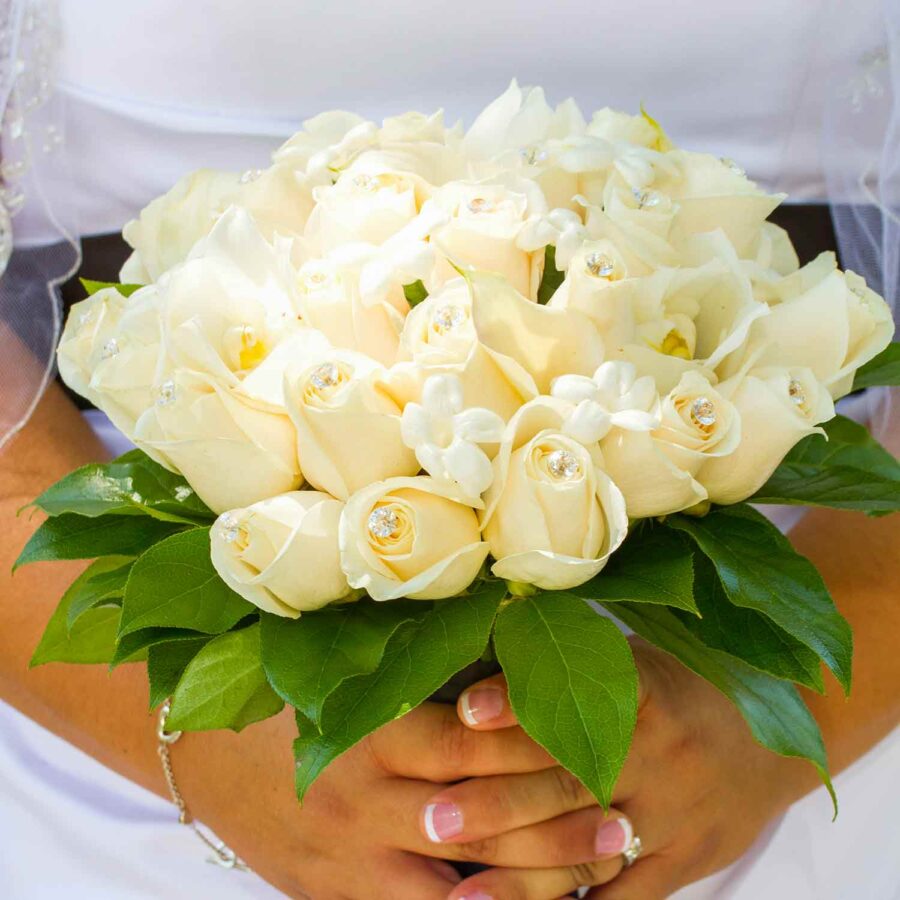 Букет невесты из белых роз, калл и орхидей