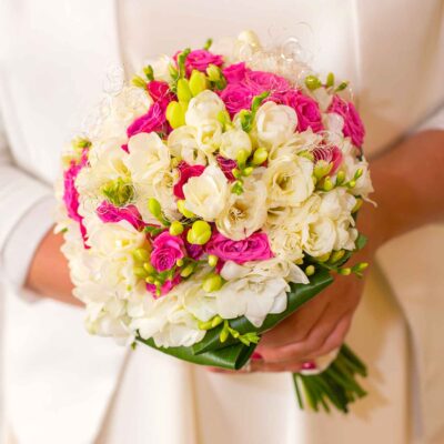 Букет невесты из фрезии и кустовых роз