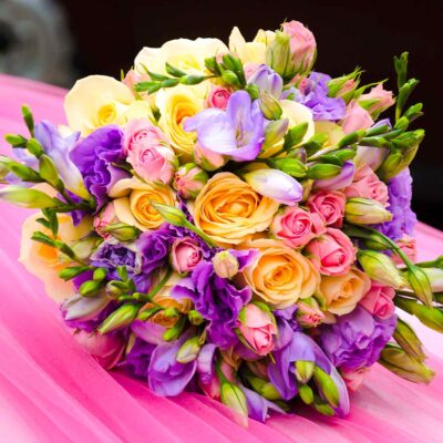 Букет невесты из фрезии, роз и эустомы