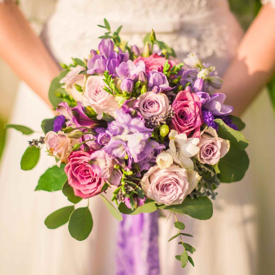Букет невесты из фрезии, роз и зелени