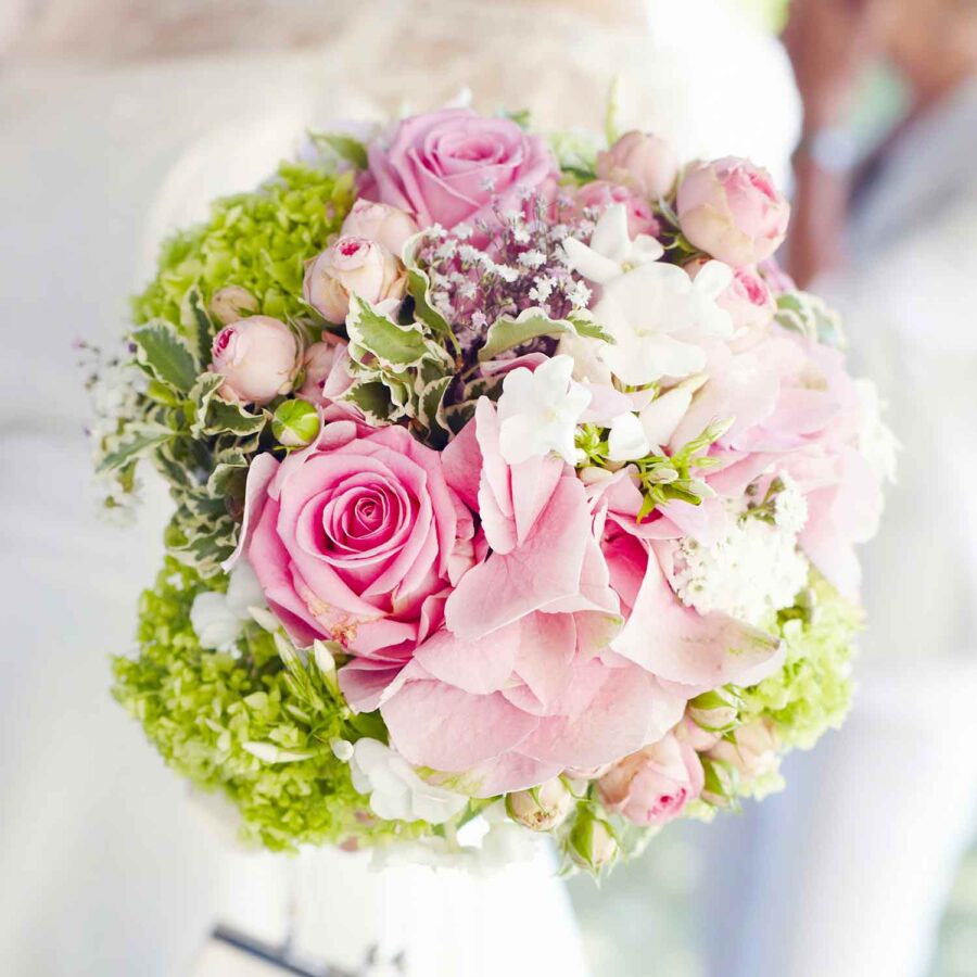 Букет невесты из гортензии, роз и зелени