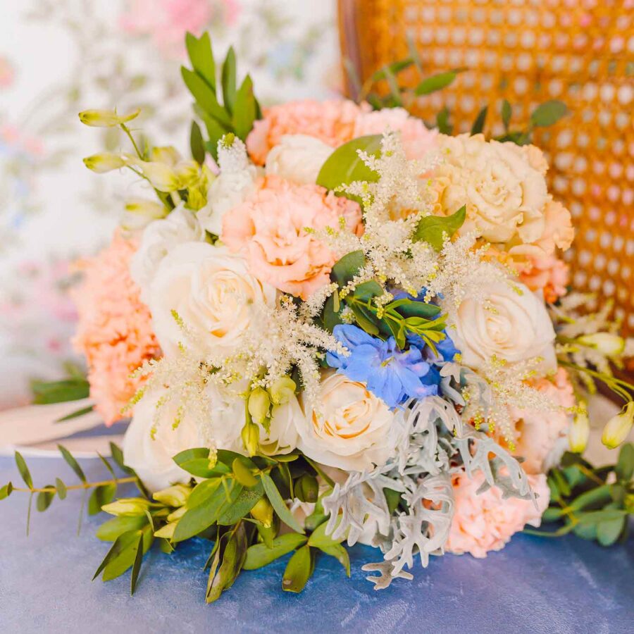 Букет невесты из эустом и белых роз