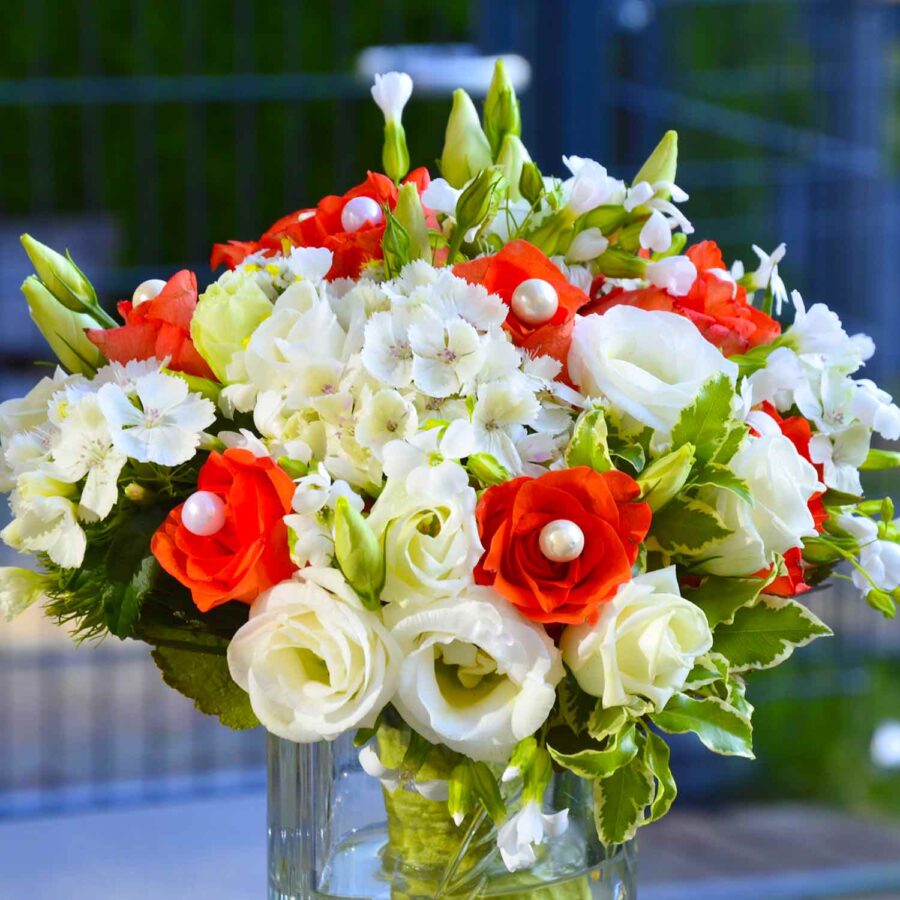Букет невесты из эустом, роз и гвоздики