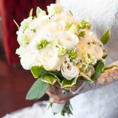 Букет невесты из эустом, роз и зелени