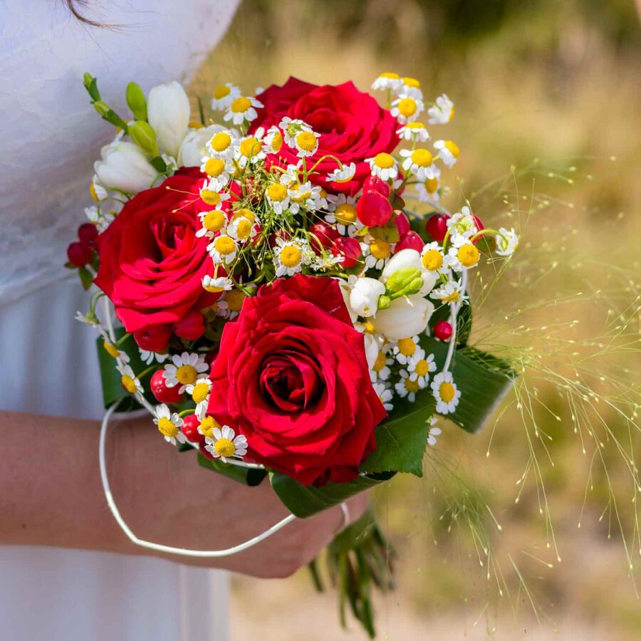 Букет невесты из красных роз и ромашек