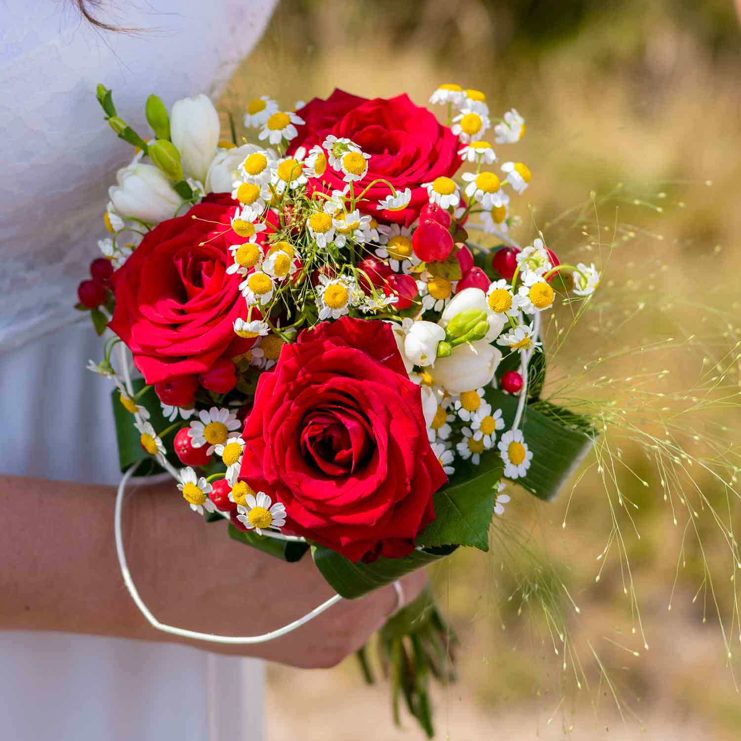 Букет невесты из красных роз — самый популярный выбор современной девушки