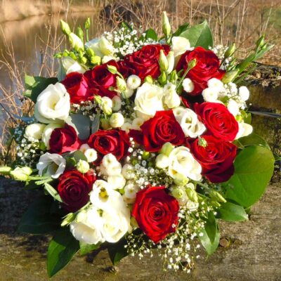 Букет невесты из красных роз, эустом и хризантем