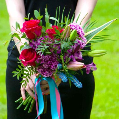 Букет невесты из лилии, гвоздик и роз
