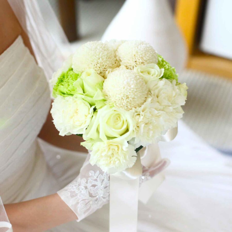 Букет невесты из одноголовой хризантемы и гвоздики