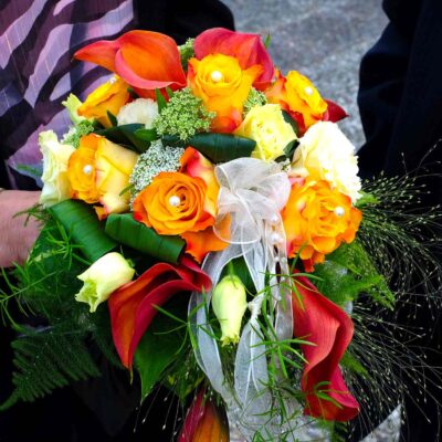 Букет невесты из оранжевых роз и калл
