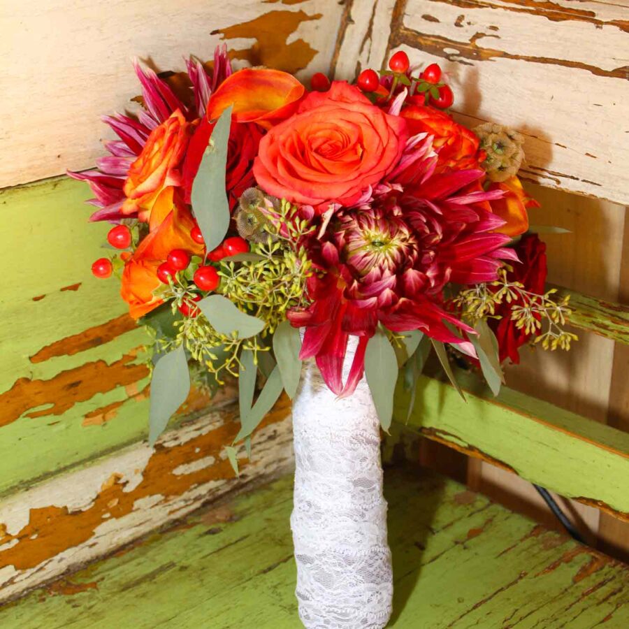 Букет невесты из оранжевых роз, калл и зелени