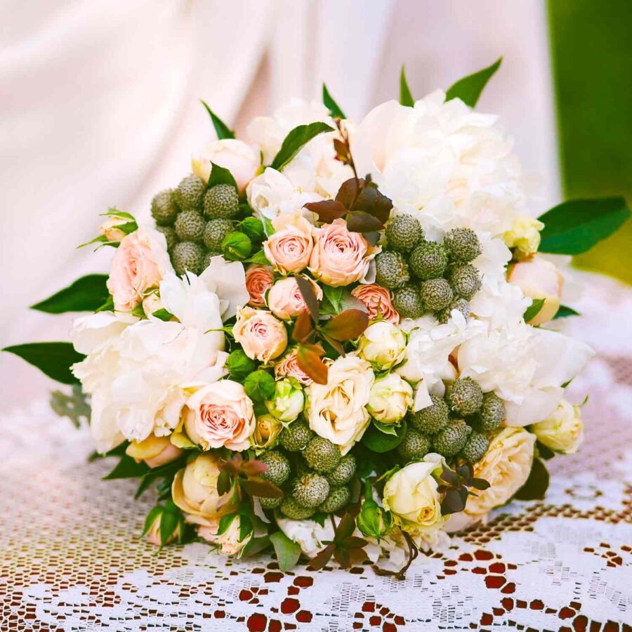 Букет невесты из пионов, кустовых роз и брунии