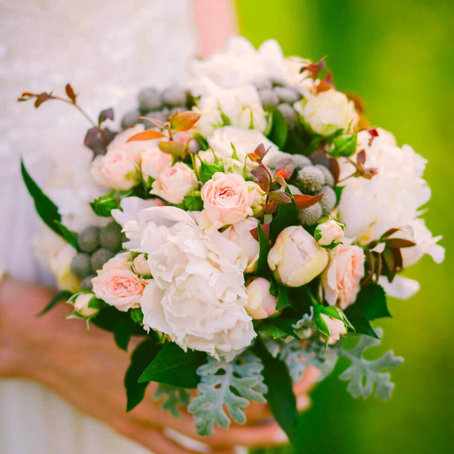 Букет невесты из пионов, кустовых роз и брунии