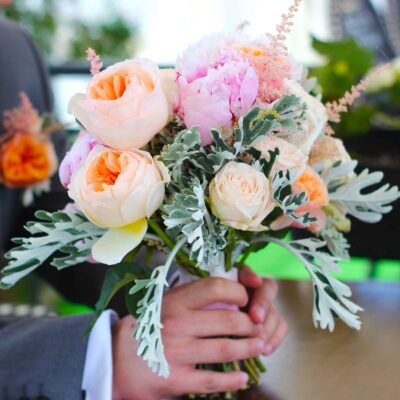 Букет невесты из пионов, пионовидных роз и зелени