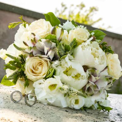Букет невесты из пионов, роз и альстромерий