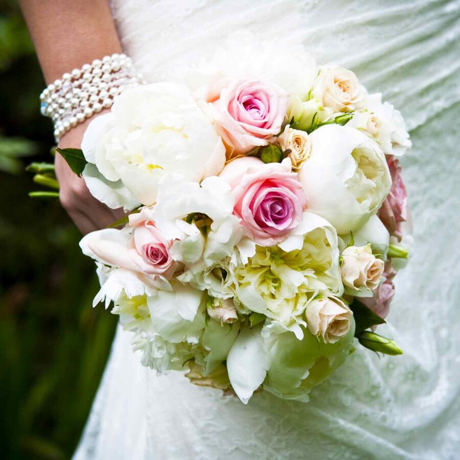 Букет невесты из пионов, роз и эустом
