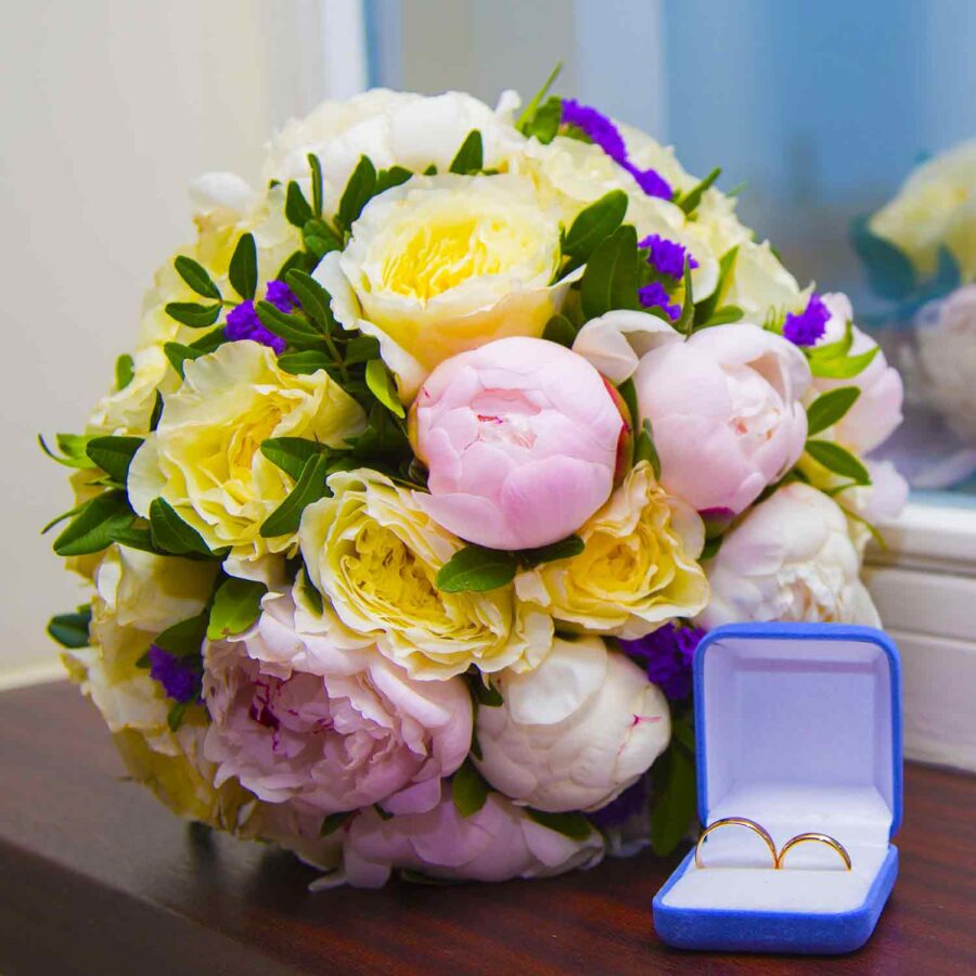 Букет невесты из пионов, роз и статицы