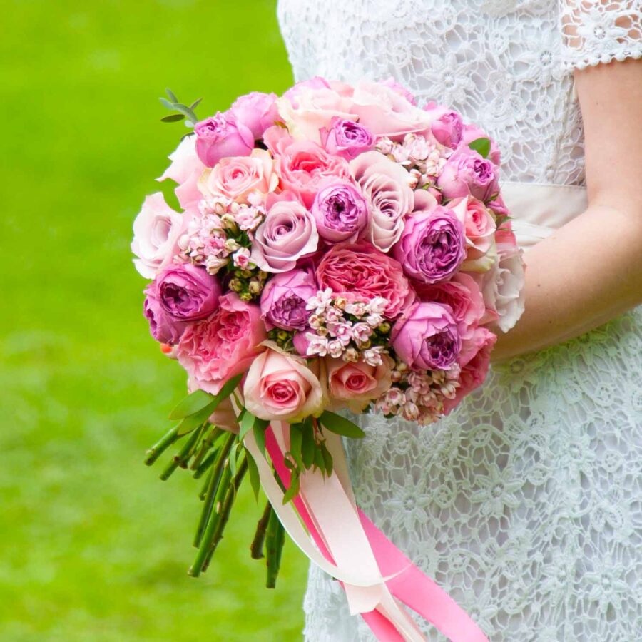 Букет невесты из пионовидных и кенийских роз
