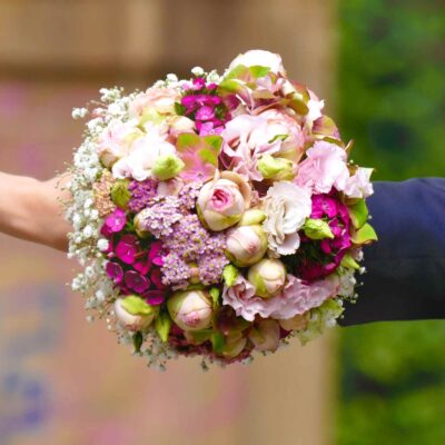 Букет невесты из пионовидных роз, гортензии и гвоздики