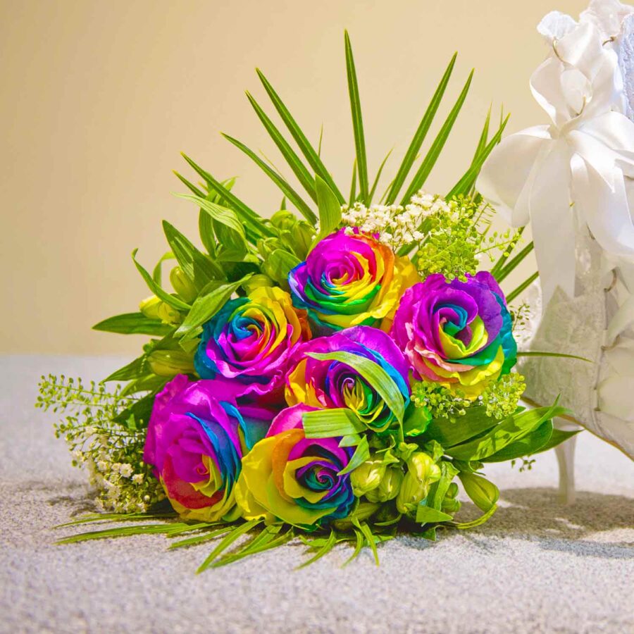 Букет невесты из радужных роз