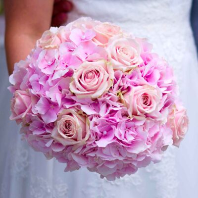 Букет невесты из розовой гортензии и роз