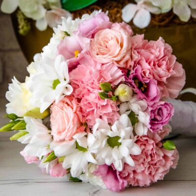 Букет невесты из розовых гвоздик, роз и хризантем