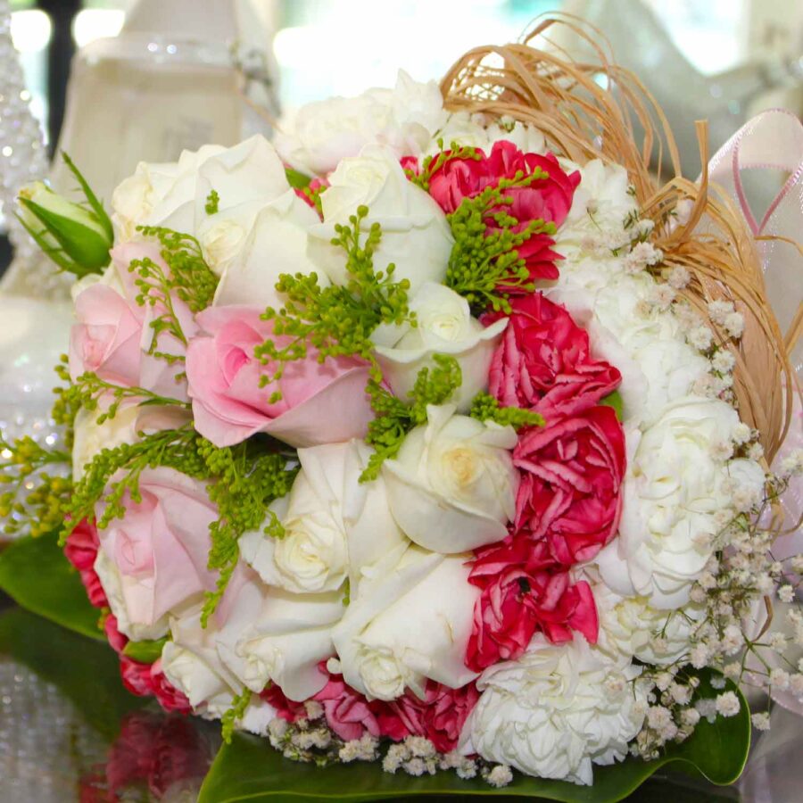 Букет невесты из розы и гвоздики
