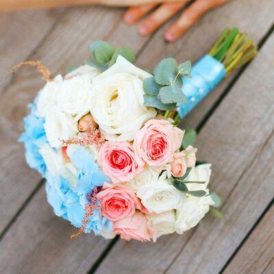 Букет невесты из синей гортензии и роз
