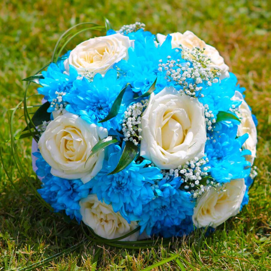 Букет невесты из синих хризантем и роз