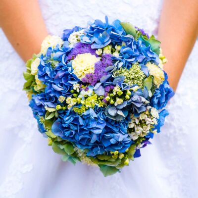 Букет невесты из синий гортензии