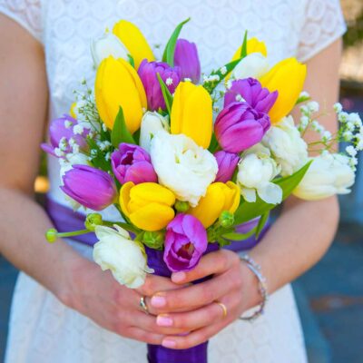 Букет невесты из тюльпанов и ранункулюсов