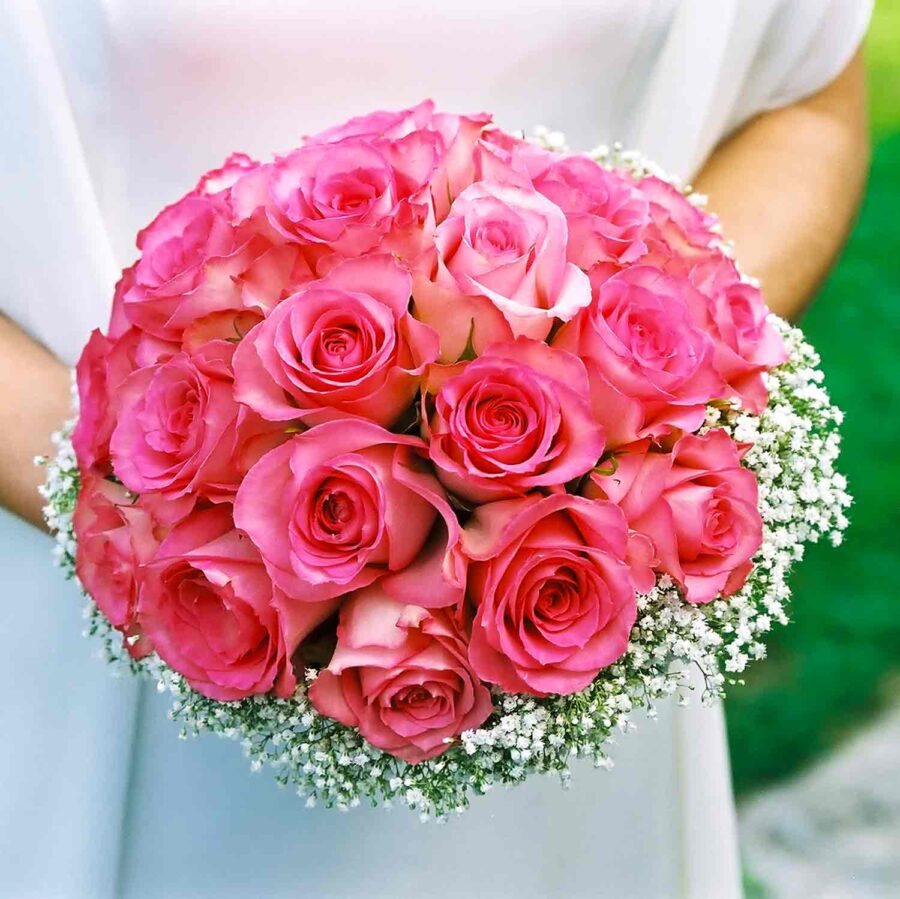 Букет невесты из 25 розовых роз и гипсофилы