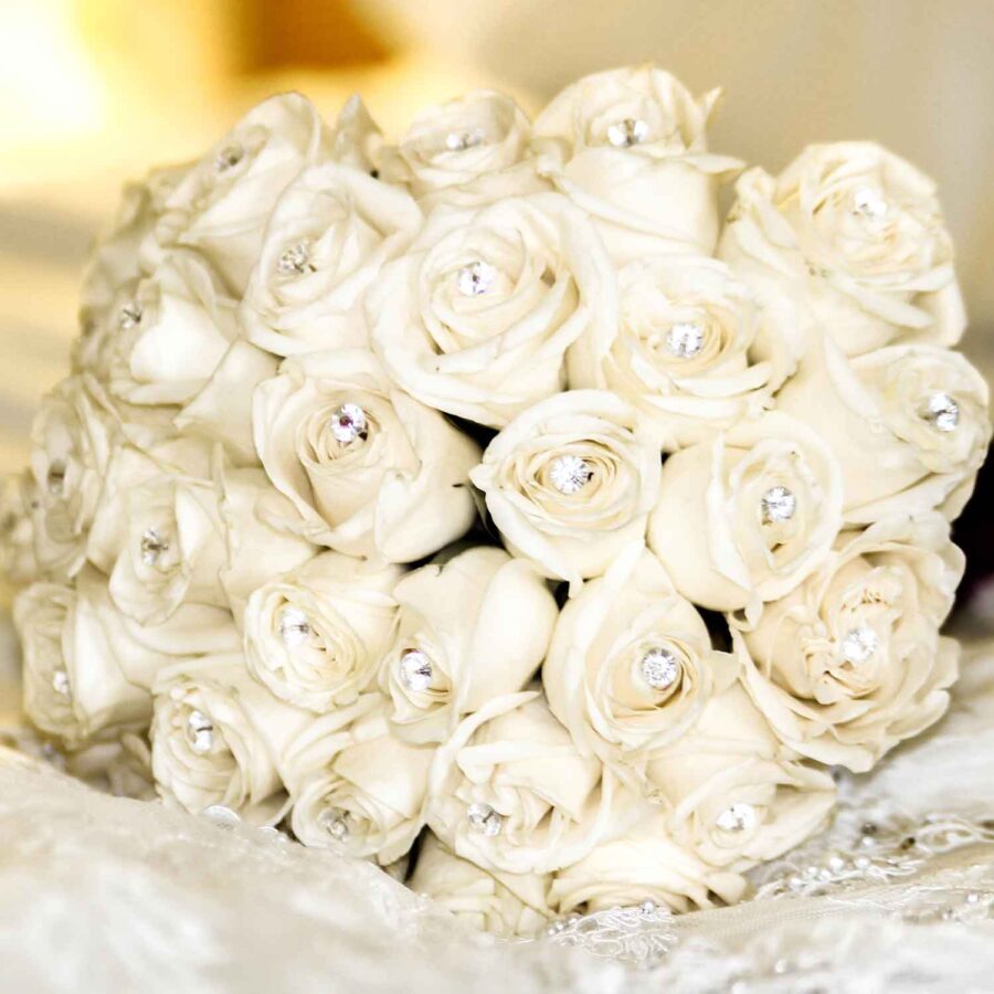 Букет невесты из 35 белых роз