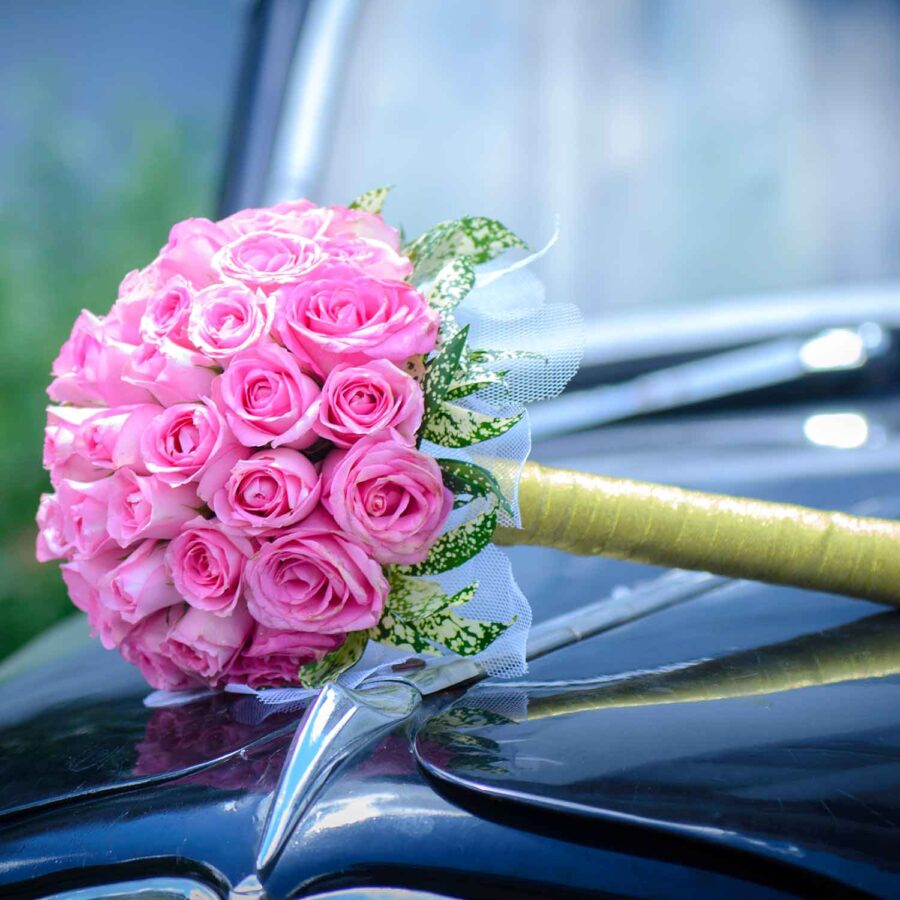 Букет невесты из 51 розовой розы и зелени
