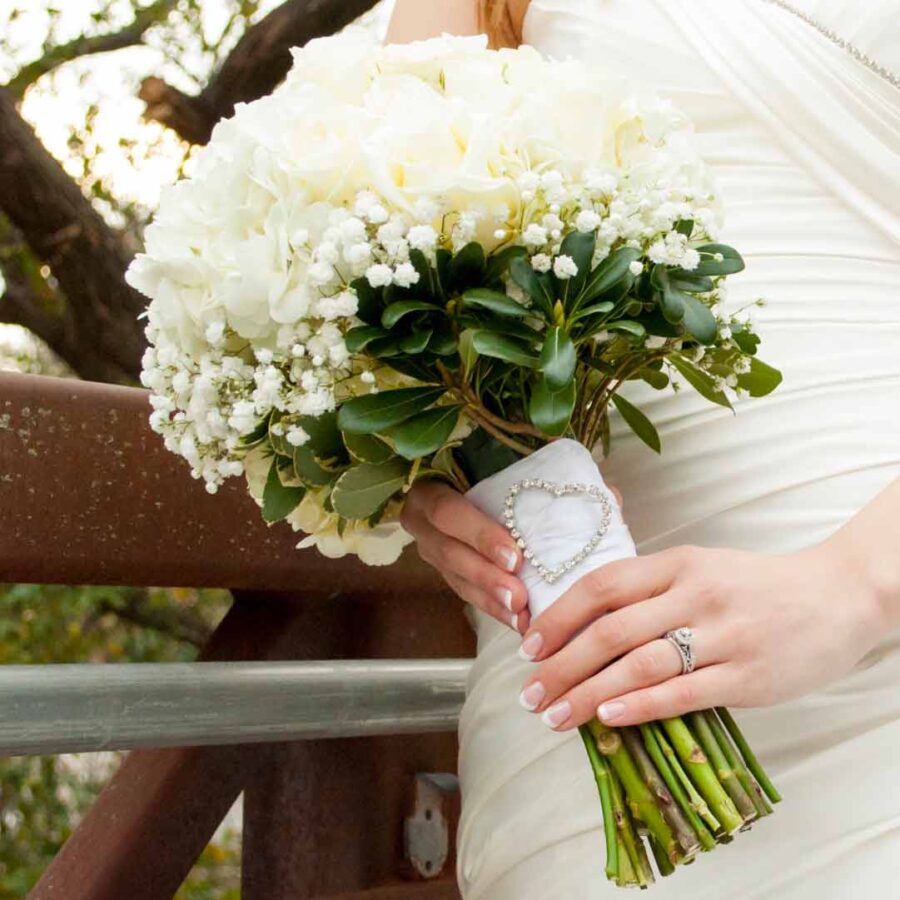 Букет невесты из белой гортензии, роз и гипсофилы
